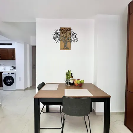 Finikoudes Nest 2 * Larnaca